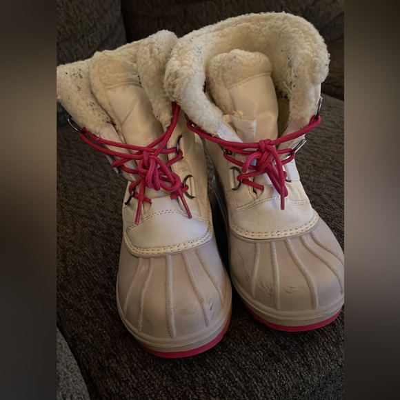 Cat & Jack Snowboots - Picture 2 of 3